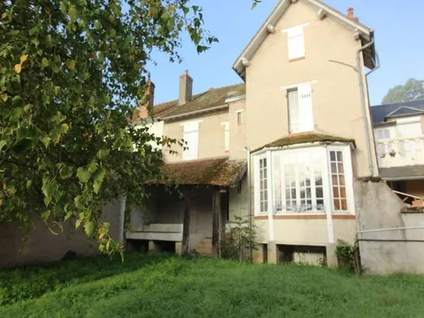 58, Maison de bourg (env 151m2 hab) avec travaux - commerces accessibles à pied.