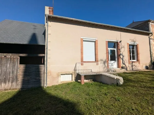 A louer, maison d'environ 110 m2 au calme a 10 minutes d'Issoudun accès de plain-pied