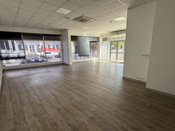 Local de 350 m2 avec parkings rue Général de Gaulle