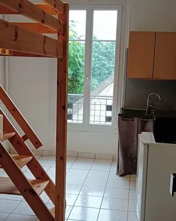 Studio 16 m² avec mezzanine - Paris 20e (Belleville) - 730 CC