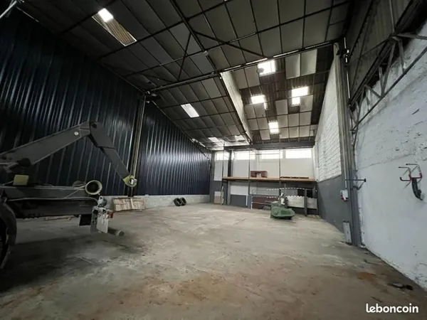 Local industriel 328 m²