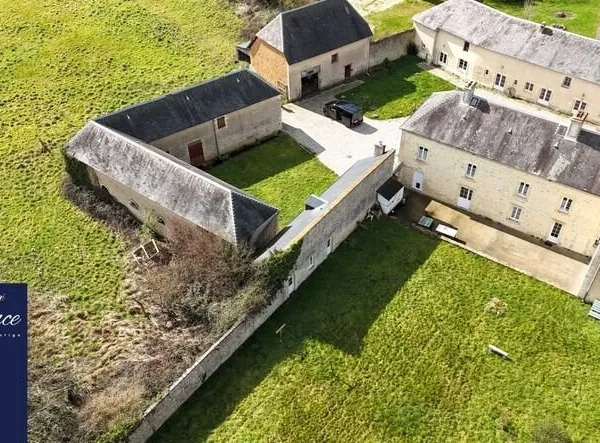 ISIGNY SUR MER, propriété divisée en trois habitations pour une surface de 350 m² avec boxs et dépen
