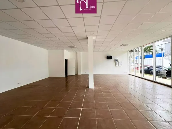 Location local commercial lumineux de 180 m2 à Jarry, Guadel
