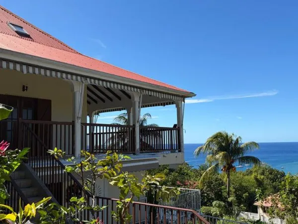 Villa F6 + 2 logements F2,dans les hauteurs du bourg de DESAIES, avec magnifique vue mer.