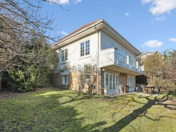 Maison 7 pièces - 200m² AVEC JARDIN ET VUE PARIS