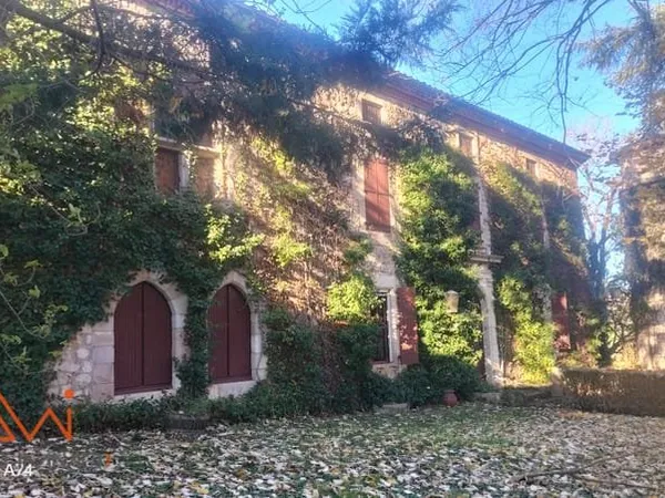 GRANDE MAISON EN PIERRE SA TOUR ET SON JARDIN PROTEGE