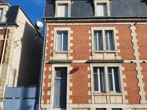 Belle maison de famille du XXème siècle offrant 160m² avec jardinet et garage
