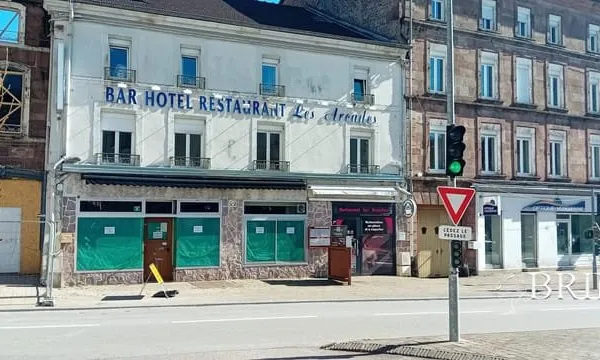 Immeuble deux cellules commerciales.
