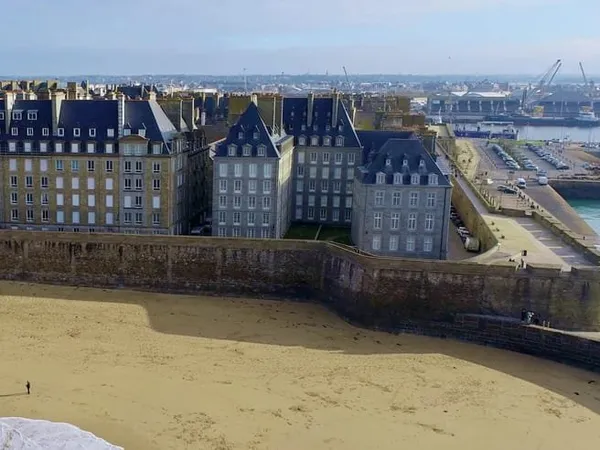 Spacieux Duplex dernier étage 50m de la Plage