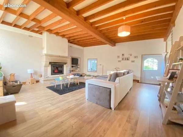 Maison en pierres proche de la mer