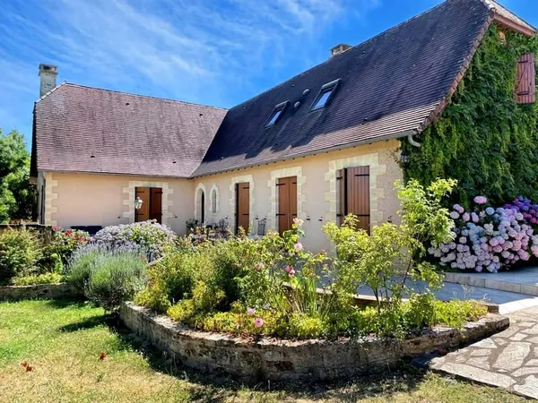 Maison familiale périgourdine contemporaine dans un cadre idyllique