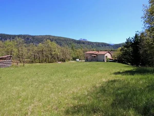 Alpes-de-Haute-Provence Terrain viabilisé 877m2 Le Brusquet (04 420)