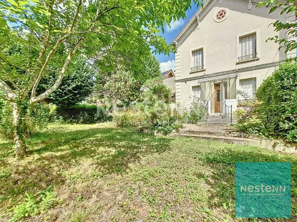 Maison bourgeoise édifiée sur un terrain de 2100 m² environ à Montereau Fault Yonne