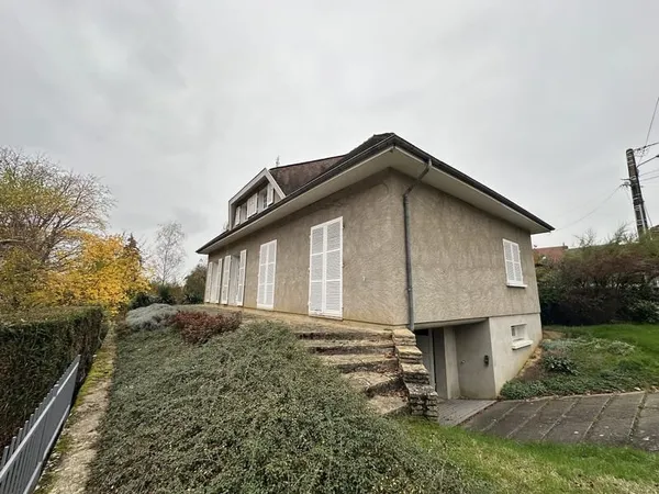 Villa sur sous sol, construction traditionnelle de 1973.Proche commerces.