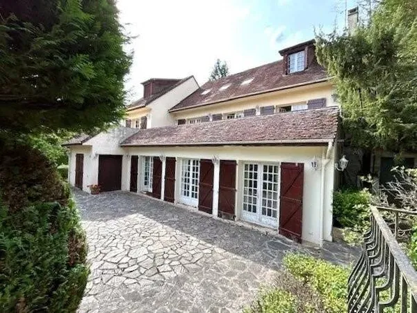 Maison 13 pièces 311 m²