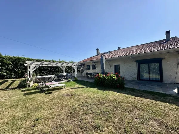Maison en pierre de 2-3 chambres avec bureau et mezzanine, garage et dépendance