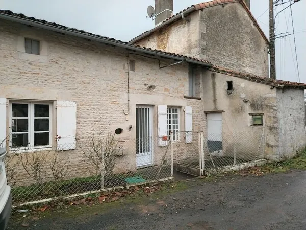 A vendre charmante maison de village située sur la commune Val-de-Comporte Saint Macoux 86400