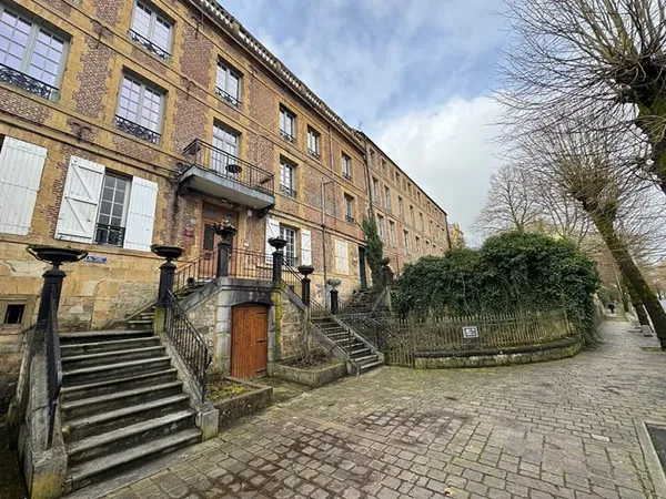 Appartement rénové de 175 m2 SH avec 1 balcon, 1 parking en HYPER CENTRE