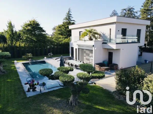 Maison 8 pièces 240 m²