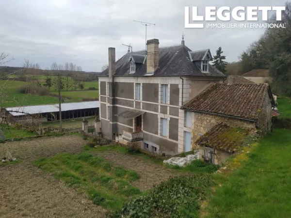 Ferme traditionnelle en pierre avec granges, dépendances, deux jardins de bonne taille, arbres fruit