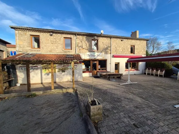 **EXCLUSIVITE** Tarentaise 42660 Propriété en pierres comprenant en rez de chaussée une ancienne aub