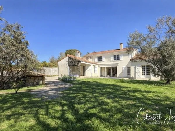 Maison à vendre 8 pièces proche de LA ROCHELLE (17)