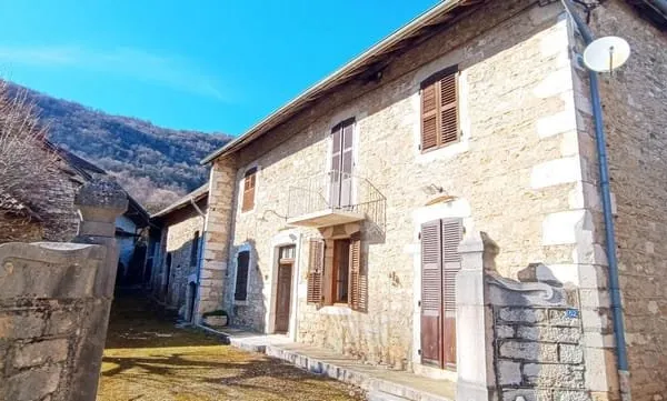 Longère en pierre avec dépendances À 1h15 de Genève, 55 min de Lyon