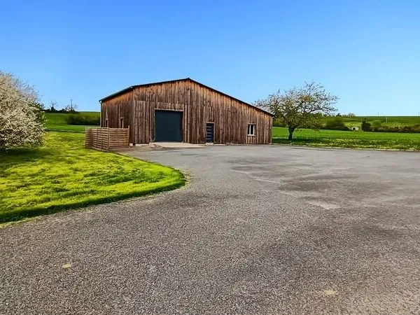 Local d'activité avec bureau et stockage à louer proche d'Eymet