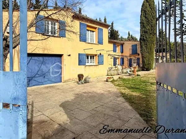 Ferme provençale avec exploitation truffière et oliveraie