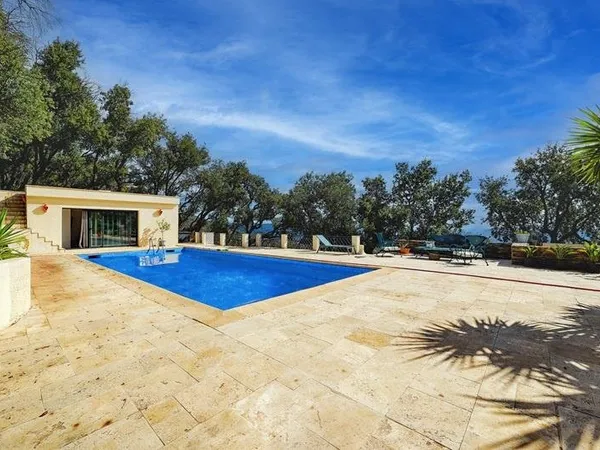 Villa de Plain-Pied avec Vue Panoramique sur le Golfe de Saint-Tropez - Vente Exceptionnelle
