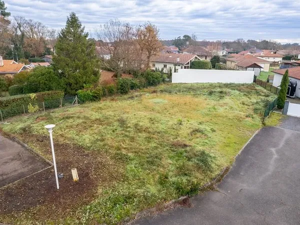 Terrain 750 m²