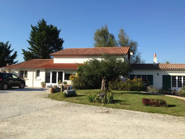 Vends maison de charme avec piscine - 4898m²