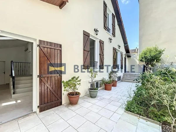 Maison familiale rénovée - 3 min RER D, centre-ville mairie, jardin & bureau indépendant
