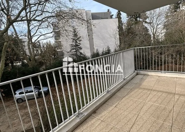 DECINES Secteur résidentiel : T3 récent avec terrasse et garage. Proche Grand Large