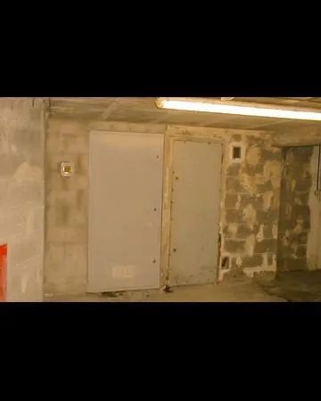 Cave a louer d environ 2m50 carré avec porte acier et lumiere et prise et 3 placards de rangements l