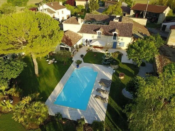 Département Gers (32) A vendre Condom propriété P7 210 m²- Terrain 5 483 m²