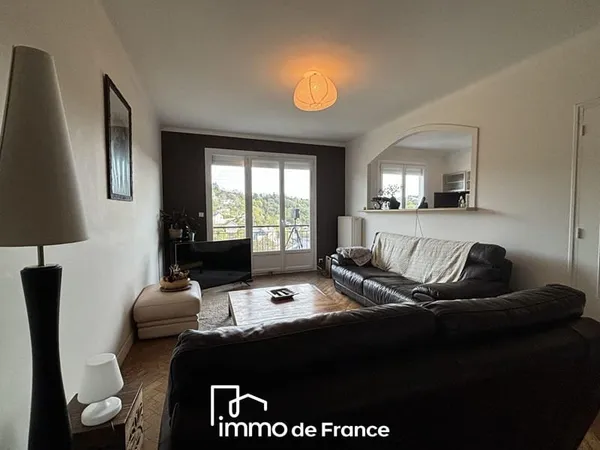 Appartement type 6, dernier étage, lumineux et traversant