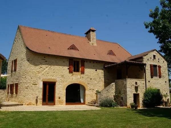 Superbe maison en pierre de caractère avec grange et piscine sur 4500 m2 de terrain.