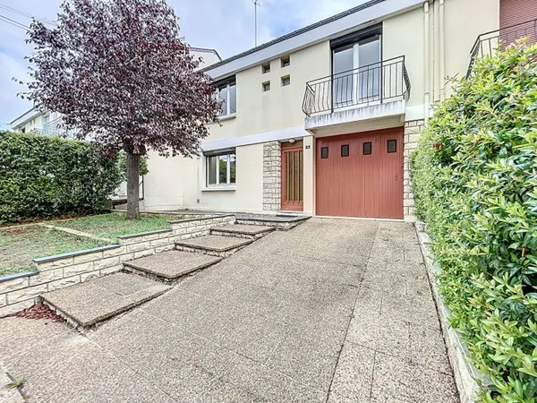 Maison à vendre à Angers 3 chambres et un bureau avec garage, proche ligne de tramway, écoles et com