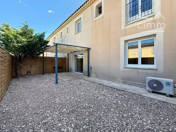 Appartement en rdc avec garage et cour.