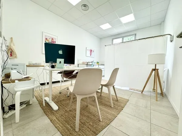 NIMES / PUECH DU TEIL - BUREAU avec SATIONNEMENT et CLIMATIS