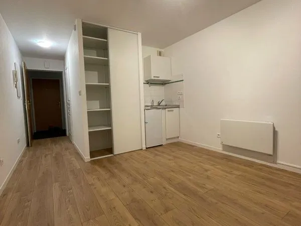 Studio rénové résidence parking