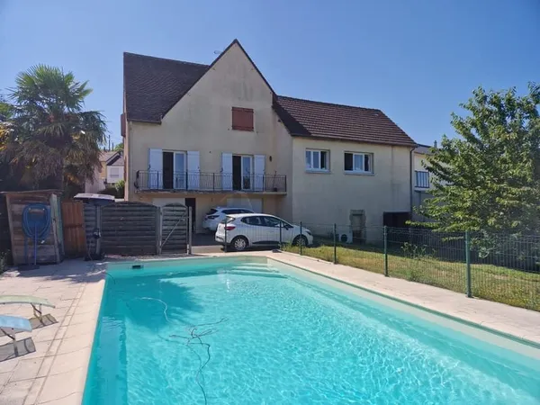 BEAU POTENTIEL, CENTRE VILLE AVEC PISCINE CHAUFFée