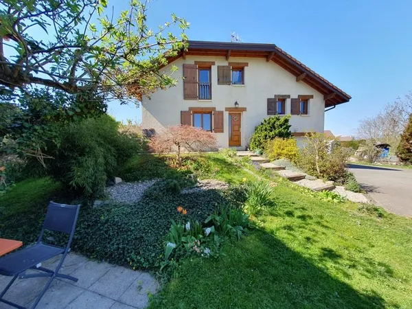 Maison avec piscine , secteur calme