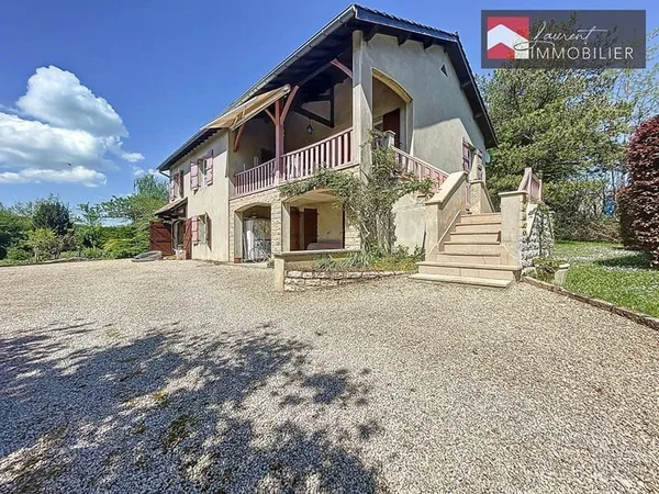 Maison avec fort potentiel, au calme, 3 chambres + dépendances