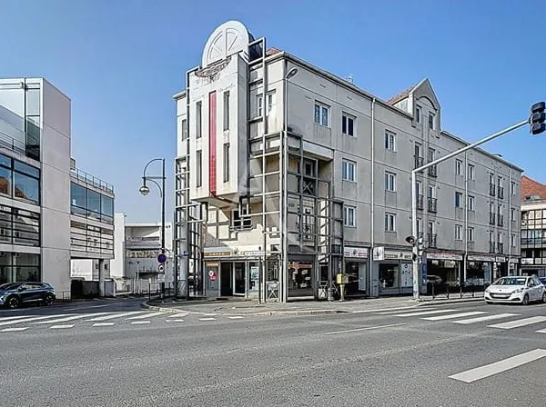 Cession de droit au bail, tous commerces hors restauration et nuisances - local de 100 m2 avec 17 m 