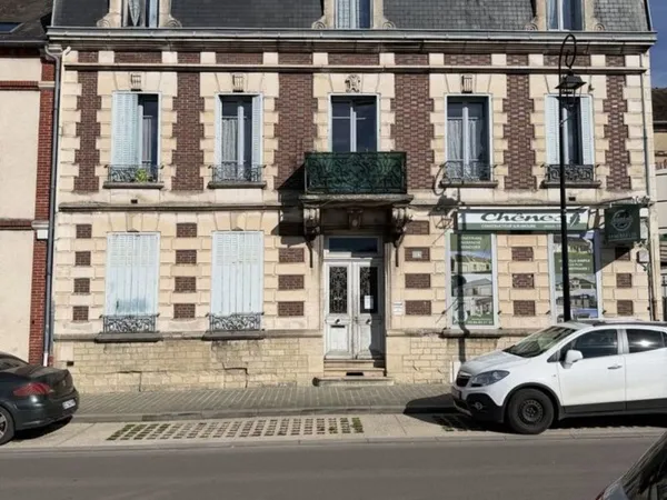immeuble bourgeois comprenant T4 avec jardin, T2, T1 et 2 local bureaux commerciaux centre ville de 
