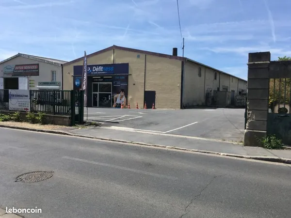 Local d'activite / entrepot a louer 240 m²