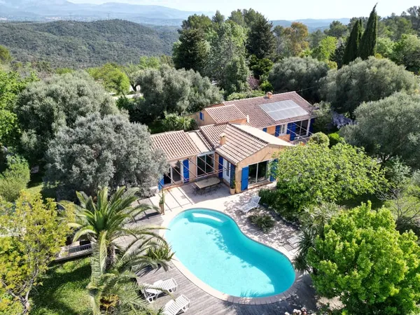 VILLA EN 2 APPARTEMENTS DE PLAIN-PIED 200M2 HABITABLE PISCI