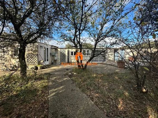Maison et local professionnel d'nviron170 m2 + dépendances